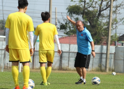 HLV Park Hang-seo hỏi học tr&ograve;: "Tối qua chơi game hay sao m&agrave; chưa chạy đ&atilde; thở?"