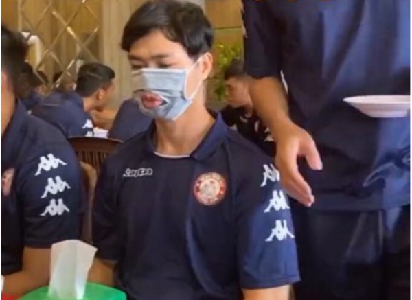 Lo sợ virus corona, C&ocirc;ng Phượng đeo khẩu trang khi đang ăn