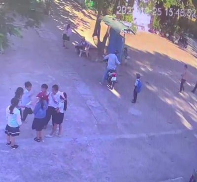 Bảo vệ kịp thời ngăn chặn người đàn ông nghi bắt cóc học sinh