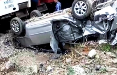 T&agrave;u hỏa t&ocirc;ng &ocirc; t&ocirc; 7 chỗ văng xa 20 m, lật ngửa khiến 3 người nhập viện