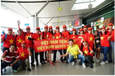 Kh&aacute;n giả nh&agrave; rầm rộ sang Philippines "tiếp lửa" U22 Việt Nam