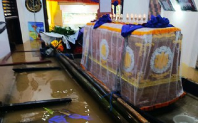 Huế: Chợ ngập tới n&oacute;c, quan t&agrave;i phải khi&ecirc;ng l&ecirc;n ghe do lũ lụt