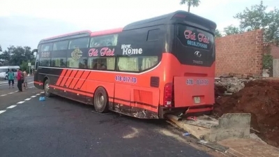 Hai xe giường nằm t&ocirc;ng nhau, 7 người bị thương