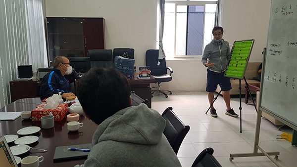 Ban huấn luyện tuyển Việt Nam l&ecirc;n phương &aacute;n đổi mới lối chơi