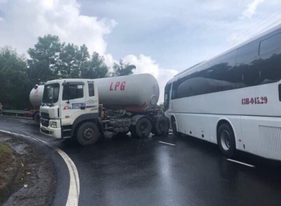 Tai nạn lại xảy ra tr&ecirc;n đ&egrave;o Hải V&acirc;n: Xe chở du kh&aacute;ch đấu đầu xe bồn