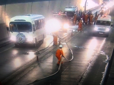 Xe chở quan t&agrave;i đưa tang bốc ch&aacute;y dữ dội trong hầm Hải V&acirc;n