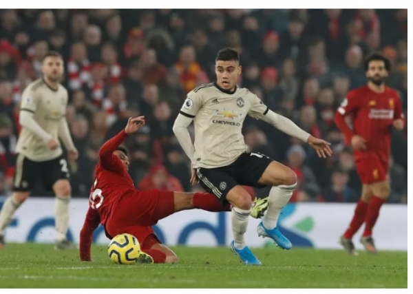 Đ&egrave; bẹp Man United, Liverpool "khủng bố" Ngoại hạng Anh