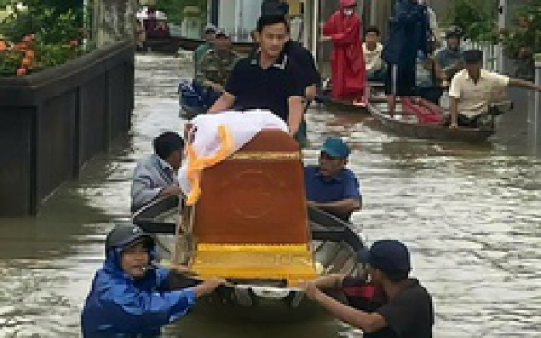 Quảng Trị: Một x&atilde; c&oacute; 570 nh&agrave; bị ngập lụt, d&acirc;n phải d&ugrave;ng ghe đưa quan t&agrave;i đến nơi cao r&aacute;o