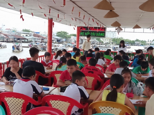 Lớp học tiếng Anh miễn phí cho con em tiểu thương tại chợ nổi Cái Răng