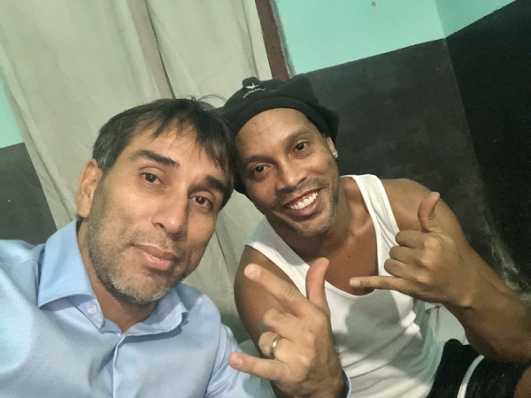 'Ronaldinho đang bị suy sụp trong t&ugrave;'