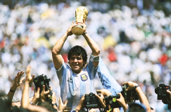 Ma t&uacute;y, t&igrave;nh dục v&agrave; mối th&ugrave; của Pele với Maradona