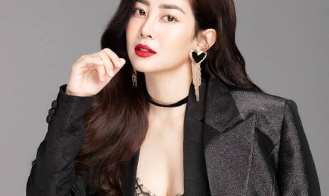 Mai Phương kh&aacute;c lạ sau một năm điều trị ung thư