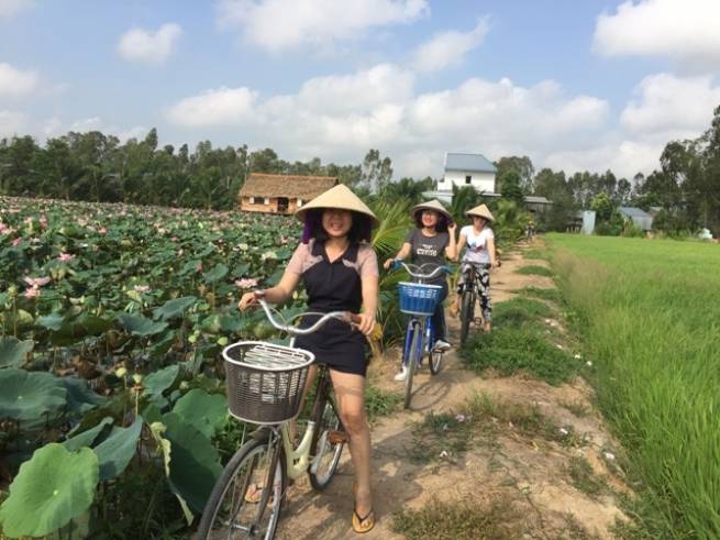Ph&aacute;t triển du lịch trở th&agrave;nh ng&agrave;nh kinh tế mũi nhọn