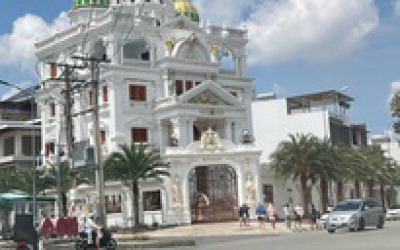 Vụ nhiều người tụ tập trước dinh thự của Ngân Collagen: Thông tin từ công an