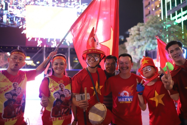 Trận Việt Nam - Th&aacute;i Lan: Cổ động vi&ecirc;n "nhuộm đỏ" phố đi bộ Nguyễn Huệ