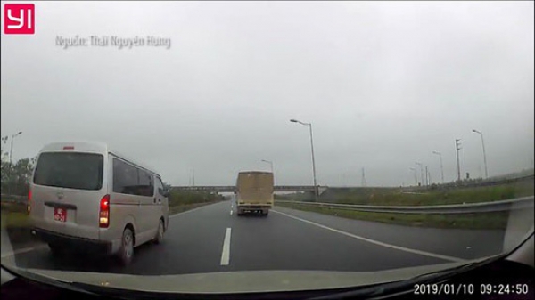 Xe biển đỏ liều lĩnh chạy l&ugrave;i tr&ecirc;n cao tốc H&agrave; Nội-Th&aacute;i Nguy&ecirc;n