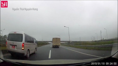 Xe biển đỏ liều lĩnh chạy l&ugrave;i tr&ecirc;n cao tốc H&agrave; Nội-Th&aacute;i Nguy&ecirc;n
