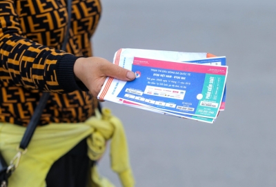 Phe v&eacute; "đại n&aacute;o" s&acirc;n Mỹ Đ&igrave;nh trước trận Việt Nam-UAE, "h&eacute;t" gi&aacute; 2-3 triệu đồng/cặp v&eacute;