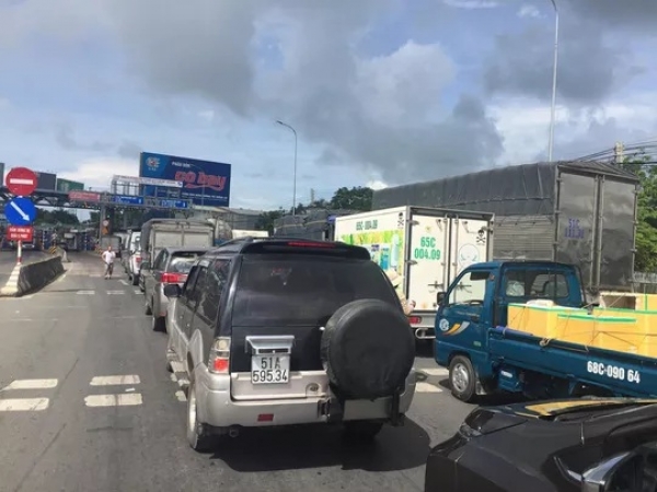 T&agrave;i xế tiếp tục dừng xe phản ứng, &ugrave;n tắc quanh trạm BOT T2