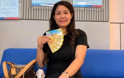 Xổ số miền Nam: Nhiều người đến đại l&yacute; đổi thưởng độc đắc chiều cuối năm