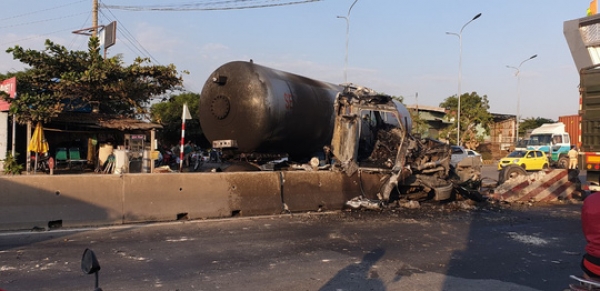 Xe bồn chở gas nổ vỏ, ph&aacute;t ch&aacute;y tr&ecirc;n đường