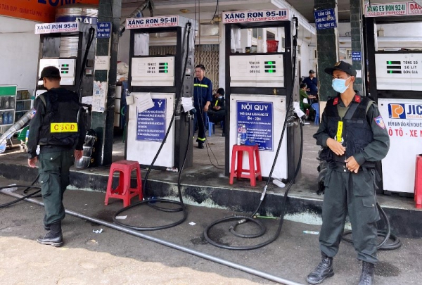 Khám xét sáu địa điểm, bắt thêm hai đối tượng trong đường dây buôn lậu xăng giả