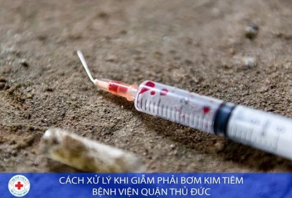 5 người hoảng loạn vì giẫm phải kim tiêm