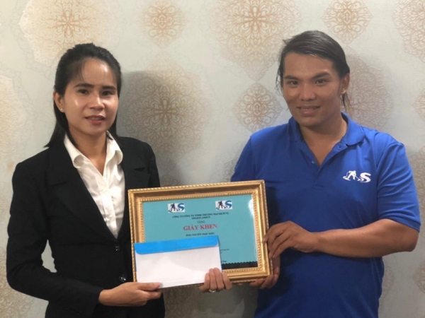 Ch&agrave;ng trai trả 7.400USD cho kh&aacute;ch T&acirc;y vẫn muốn l&agrave;m c&ocirc;ng nh&acirc;n vệ sinh