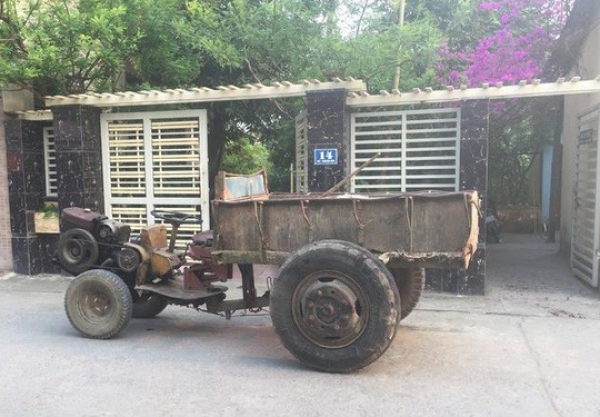 B&eacute; 4 tuổi bị xe c&ocirc;ng n&ocirc;ng c&aacute;n chết ngay trước ph&ograve;ng trọ