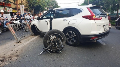 &Ocirc; t&ocirc; 7 chỗ &ldquo;rụng&rdquo; b&aacute;nh tr&ecirc;n phố S&agrave;i G&ograve;n, người đi đường th&aacute;o chạy