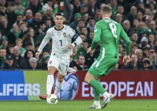 Ronaldo nhận thẻ đỏ sốc, Bồ Đ&agrave;o Nha thua tan t&aacute;c ở Ireland