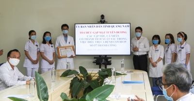 Tặng bằng khen c&aacute;c y, b&aacute;c sĩ điều trị th&agrave;nh c&ocirc;ng bệnh nh&acirc;n số 57