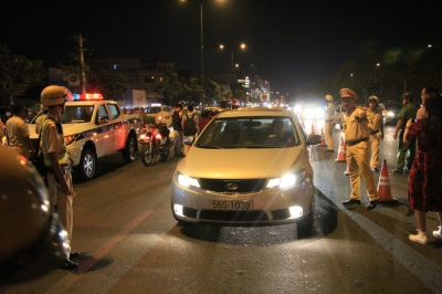 Gặp chốt CSGT, t&agrave;i xế d&ugrave;ng chi&ecirc;u đổi t&agrave;i, xin uống nước nhưng vẫn bị giam xe