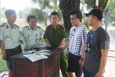 Huế: Trả lại t&agrave;i sản trị gi&aacute; h&agrave;ng trăm triệu đồng cho du kh&aacute;ch đ&aacute;nh rơi