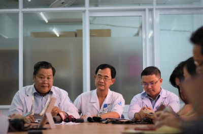 Cứu sống b&eacute; trai 6 tuổi ngưng thở do dị vật kẹt trong cổ l&uacute;c thổi k&egrave;n