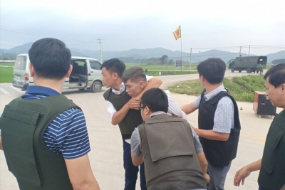 "Đối tượng &ocirc;m s&uacute;ng cố thủ trong &ocirc;t&ocirc; c&oacute; tiền &aacute;n ma t&uacute;y, bị HIV"