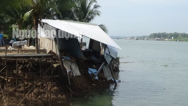 Sạt lở giữa đ&ecirc;m khuya, cụ b&agrave; 89 tuổi bị k&eacute;o xuống s&ocirc;ng chết thảm