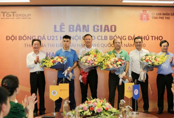 "Bầu" Hiển g&oacute;p lực cho CLB đang chơi b&oacute;ng ở Giải hạng Nh&igrave; quốc gia