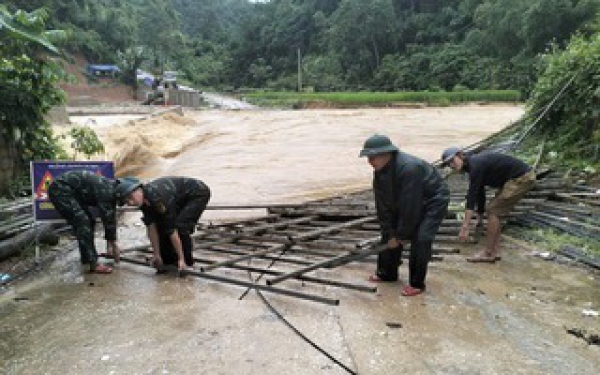 Miền Trung mưa rất to, miền Bắc trời trở rét