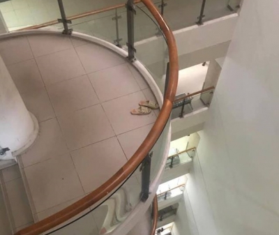 Cụ &ocirc;ng nhảy từ tầng 10, tho&aacute;t chết hy hữu nhờ tấm lưới sắt