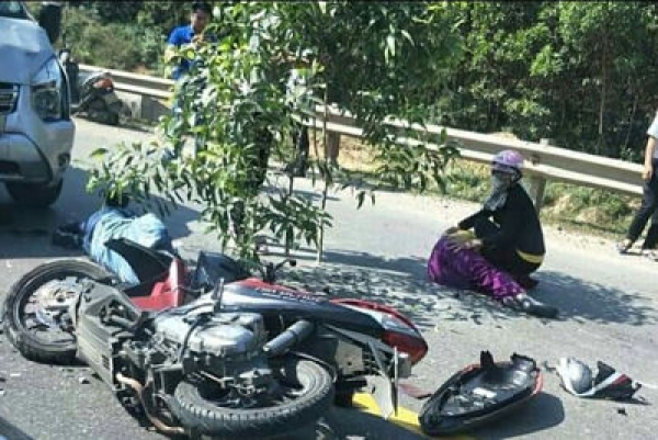 Đ&agrave; Nẵng: Xe kh&aacute;ch t&ocirc;ng xe tay ga, 2 người nguy kịch