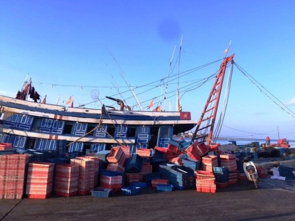 H&iacute;t phải kh&iacute; độc tr&ecirc;n t&agrave;u c&aacute;, 6 ngư d&acirc;n thương vong