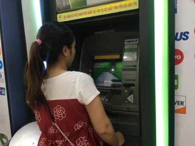 Ch&iacute;nh phủ y&ecirc;u cầu người d&acirc;n đ&ocirc; thị đ&oacute;ng tiền điện, nước, học ph&iacute;... qua ATM, POS