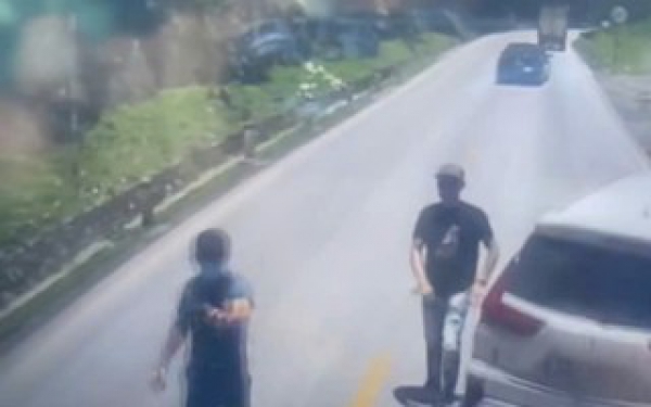 Vụ rút súng đe dọa bắn tài xế: Tạm giữ các đối tượng liên quan