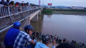 Nỗ lực t&igrave;m kiếm 2 b&eacute; 11 tuổi bị nước cuốn tr&ocirc;i