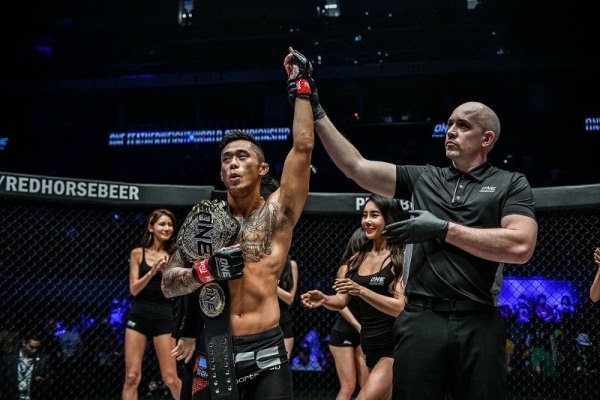 V&otilde; sĩ gốc Việt hạ knock-out đối thủ, bảo vệ đai v&ocirc; địch MMA thế giới