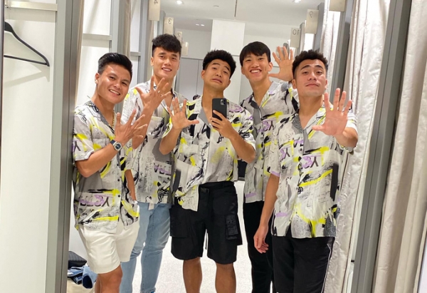 U22 Indonesia đi nh&agrave; thờ cầu nguyện, U22 Việt Nam tranh thủ mua sắm dịp Black Friday