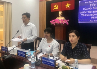 Bức x&uacute;c vụ b&eacute; g&aacute;i bị x&acirc;m hại, 2 mẹ con vất vả t&igrave;m nơi gi&aacute;m định