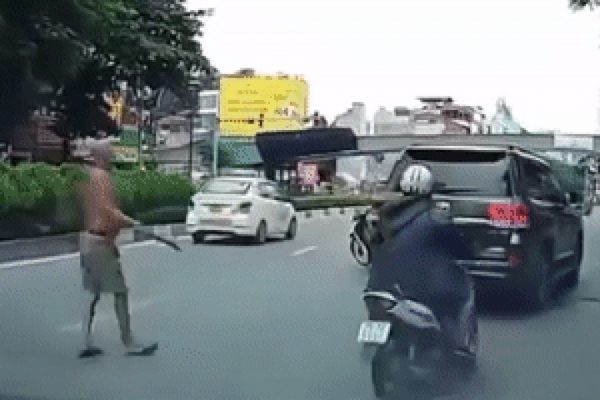 Vụ người đàn ông cởi trần “phi dao” vào xế hộp Land Cruiser: Xác định nguyên nhân
