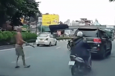 Vụ người đàn ông cởi trần “phi dao” vào xế hộp Land Cruiser: Xác định nguyên nhân